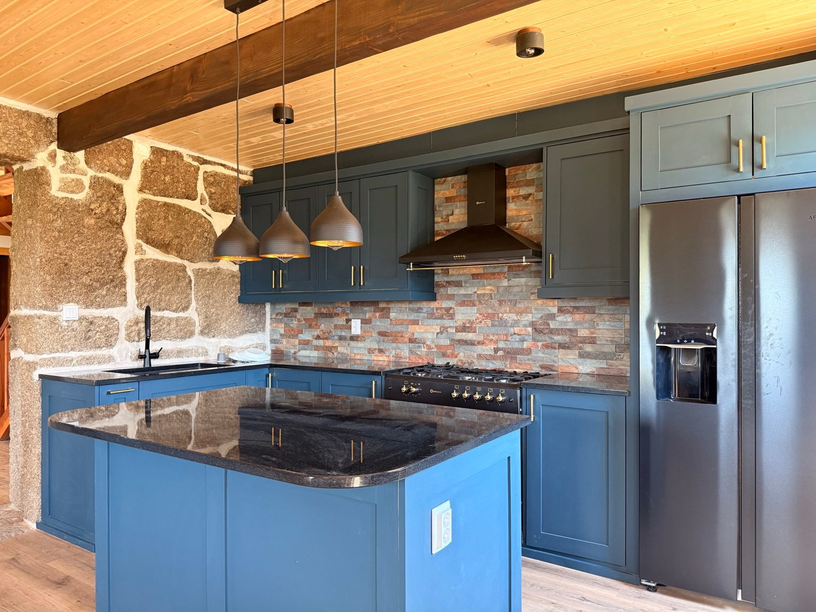 Cozinha numa casa de pedra remodelada, com instalação elétrica e canalização completas