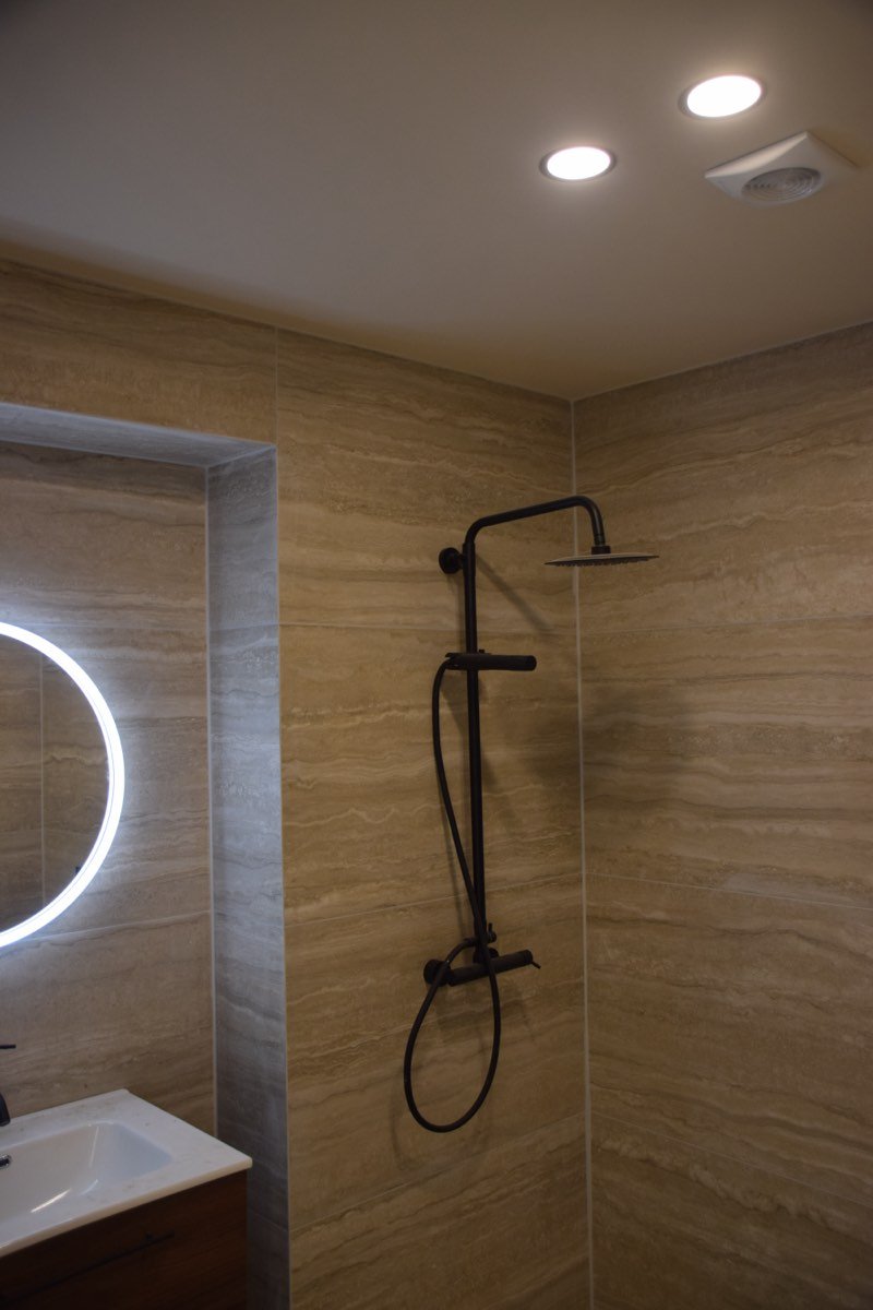 Duche com coluna termostática e iluminação embutida